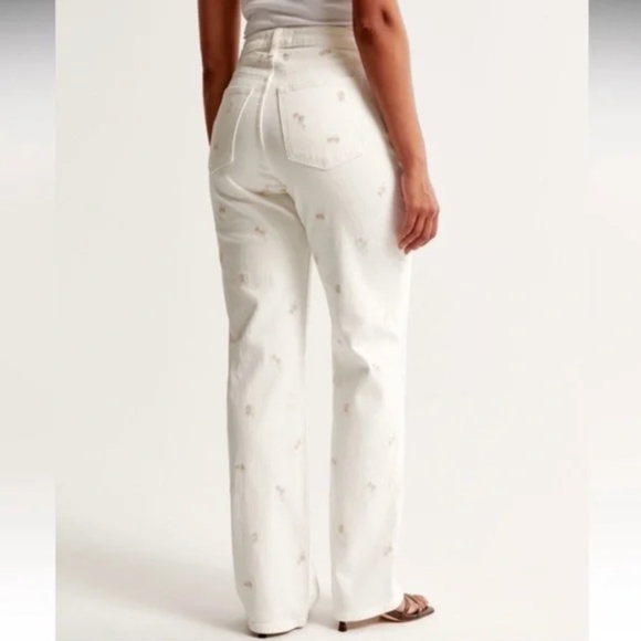 ABERCROMBIE & FITCH | Curve Love High Rise 90s Relaxed Jean Cream Embroidered - Picture 2 of 12